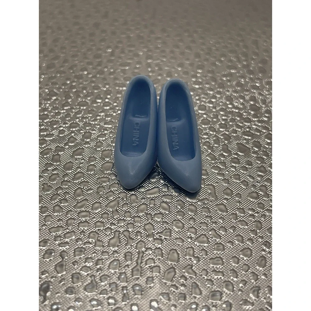 VINTAGE 1990's MATTEL BARBIE PAIR LIGHT BLUE CLOSED TOE HIGH HEEL HEELS PUMPS 27